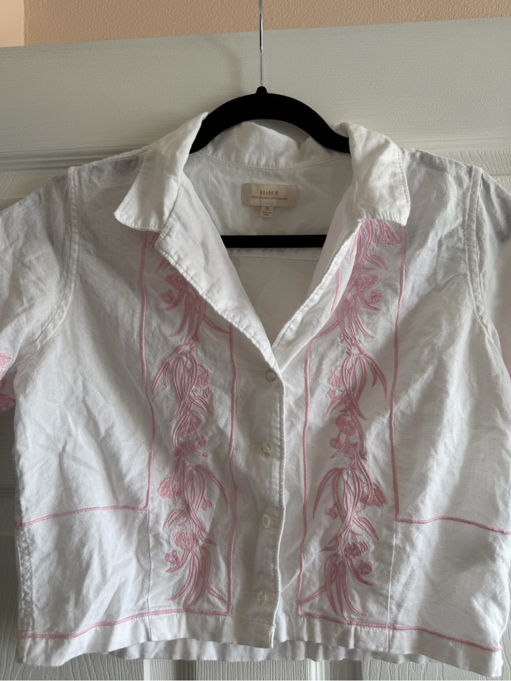 Roark White Cropped Button-Down Top with Pale Pink Embroidery - Picture 4 of 5